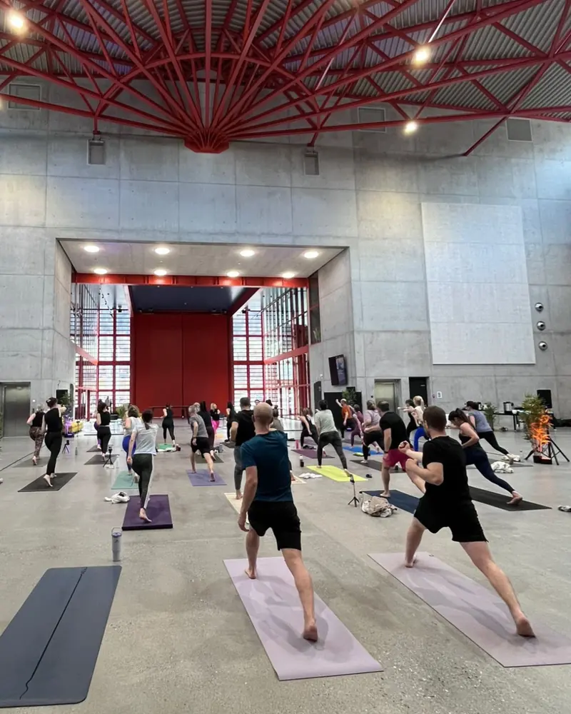 Yoga-Gruppe in der grossen Halle des LIUG in Chur beim letzten Yoga Day